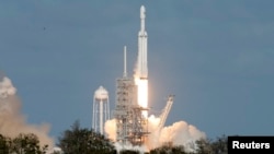 2018年2月6日,SpaceX 猎鹰重型火箭从佛罗里达州的肯尼迪航天中心39-A发射台发射。