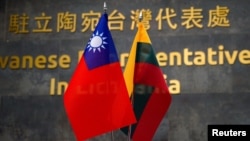 台湾驻维尔纽斯的台湾代表处里摆放的台湾与立陶宛旗帜。(2022年1月20日)