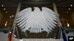 资料照:德国联邦议院在柏林国会大厦讲台上展示的德国国徽鹰。 ( 2021 年 10 月 15 日)