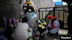 中国湖北武汉居民在清明节祭奠已故的亲人。(2020年4月4日)