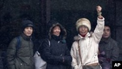 倪玉兰支持者赶到法庭,一位女士挥舞手臂以示声援