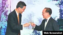 香港前特首曾荫权(右)与前特首梁振英(资料照片)