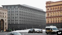 在莫斯科市中心的灰色建筑是俄罗斯情报机构联邦安全局的总部(2016年12月30日)。俄罗斯联邦安全局是美国财政部的制裁对象。