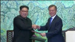韩国总统文在寅和朝鲜领导人金正恩在板门店签署协议后握手(2018年4月17日)