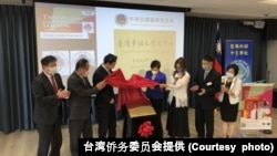 全美国第一所“台湾华语文学习中心”2021年8月31日在洛杉矶圣马力诺中文学校揭幕,左三为台湾侨务委员会委员长童振源,着蓝色外套者为民主党加州联邦众议员赵美心(照片由台湾侨务委员会提供)