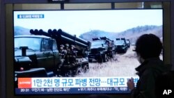 资料照片:韩国首尔地铁站正在播放朝鲜军队的电视新闻。(2024年10月18日)