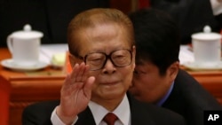 江泽民在中共十八大开幕式上,江泽民的老部下一个接一个出事或者被传言出事。