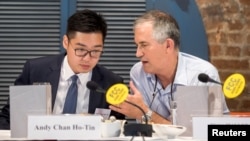 香港外国记者会副主席,金融时报亚洲新闻编辑马凯(右)与香港民族党召集人陈浩天在香港外国记者会举行的一次演讲会上。(2018年8月14日)