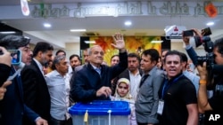 伊朗总统候选人,前卫生部长马苏德·佩泽什基安(Masoud Peeshkian)周五(6月28日)在德黑兰投票站投票。