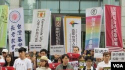 台湾公民及人权团体2019年6月12号举行记者会声援香港民众反对逃犯条例。 (美国之音张永泰拍摄)