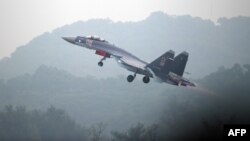 一架俄制苏-35战机在广东珠海的航空展开幕前试飞。(2014年11月10日)