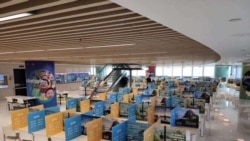 福建一家体育用品公司的员工食堂,用餐区用隔板隔开,避免员工用餐传染呼吸道疾病