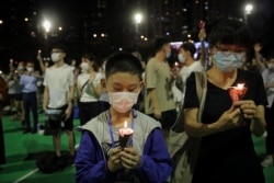 香港维多利亚公园参加六四31周年悼念活动的人手持蜡烛。(2020年6月4日)