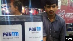 印度在线支付公司Paytm已经进入了印度的很多商家。中国的阿里巴巴公司是其第一大股东。(美国之音朱诺拍摄,2017年11月23日)