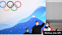 中国国家主席习近平在北京参观2022年冬季奥运会的比赛场地—国家速滑馆。(2022年1月4日)