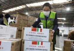 浙江省杭州国际机场的工作人员在搬运送给意大利的抗疫医疗用品。(2020年3月10日)