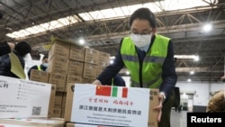 浙江省杭州国际机场的工作人员在搬运送给意大利的抗疫医疗用品。(2020年3月10日)