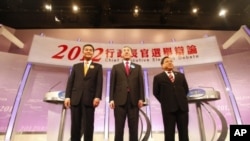 香港特别行政区行政长官候选人3月16日进行电视辩论后合影。从左至右:梁振英,唐英年,何俊仁