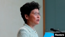 香港特首林郑月娥手持她的年度政策文本在记者会上讲话。(2019年10月15日)