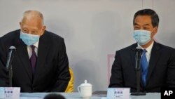 香港两位前特首董建华(左)和梁振英出席 “香港再出发大联盟”成立发布会。(2020年5月5日)