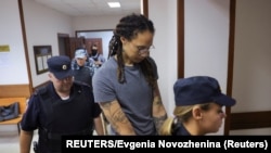美国女子篮球明星布兰妮·格里纳(Brittney Griner)周四(8月4日)在俄罗斯法庭。法官将对她携带大麻制品进入俄罗斯宣布判决。