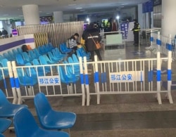 扬州火车站外设置核酸检测站。(展江提供)