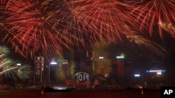 香港施放烟花过新年,烟花在维多利亚港上空绽放(2017年1月1日)