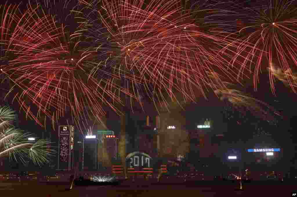 香港施放烟花过新年,烟花在维多利亚港上空绽放(2017年1月1日)