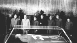 1977年9月10日,(站立者前排左起)华国锋、叶剑英、邓小平、李先念、汪东兴瞻仰毛泽东遗体