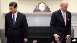 资料照:时任美国副总统拜登在白宫接待到访的时任中国国家副主席习近平。(2012年2月14日)