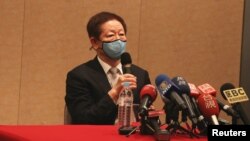 台积电董事长刘德音在6月9日股东常会后接受媒体提问。 (美国之音李玟仪拍摄)