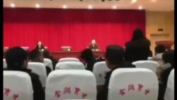 金湖县就疫苗问题开会 受害母亲当场质问官员 金湖县就疫苗问题开会 受害母亲当场质问官员