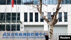 一名男子走过武汉市疾病预防控制中心。(2021年2月1日)