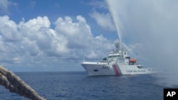中国海警船在南中国在菲律宾以西北方向的黄岩岛与菲律宾渔船对峙。(2015年9月23日)
