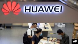 北京一家华为专卖店 (美联社 2020年7月15日)