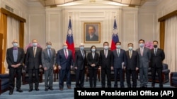 在台湾总统府发布的这张照片中,台湾总统蔡英文(中)与美国前参议员多德(中左)、前副国务卿阿米蒂奇和斯坦伯格合影留念(2021年4月15日)