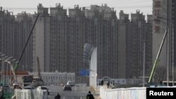 北京一处居民楼建筑工地附近的街景。(2021年1月13日)