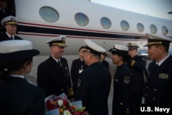 美国海军作战部长约翰·理查森抵达中国机场(美国海军照片)。