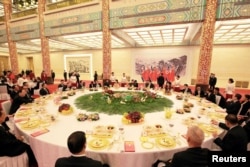 中国国家主席习近平和夫人彭丽媛,朝鲜国务委员会委员长金正恩和夫人李雪主等人在北京参加宴会(2018年3月28日发布的照片)。