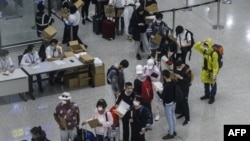 香港国际机场排队等候入关进入香港的旅客。(2020年3月24日)