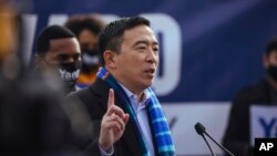 杨安泽1月14日在纽约晨边公园宣布竞选纽约市长 (美联社)