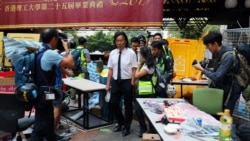 刚刚赢得香港区议会选举的民主派议员走进被警察围困的香港理工大学。(2019年11月25日)