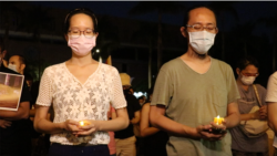 台湾的自由广场上,民众默哀一分钟。(美国之音李玟仪拍摄)