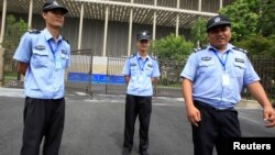 在杭州一个会议中心外面,保安人员阻止人们照相。20国集团峰会将在这个会议中心举行(2016年8月3日)