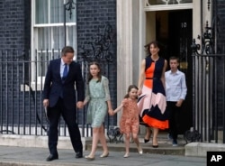 2016年7月13日,英国首相戴维·卡梅伦(David Cameron)和夫人、孩子离开伦敦首相官邸唐宁街10号,卡梅伦即将正式辞职。