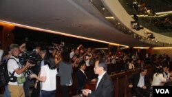 2019年5月14日采访香港立法院法案委员会会议的大批媒体记者(美国之音记者申华拍摄)