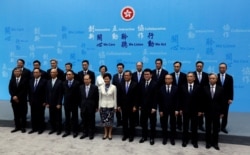 香港特首林郑月娥与香港政府的高官们合影。(2020年6月21日)