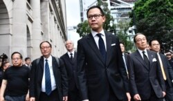 香港立法会法律界议员郭荣铿带领黑衣静默游行反《逃犯条例》修订 (美国之音/汤惠芸)