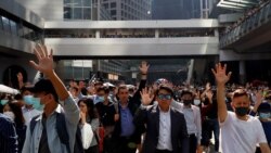 香港示威者在港岛中心地区举手抗议。(2019年11月11日)