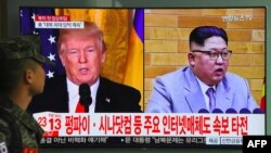 一名韩国士兵走过首尔火车站正在播放美国总统川普(左)和朝鲜领导人金正恩画面的电视屏幕。(2018年3月9日)